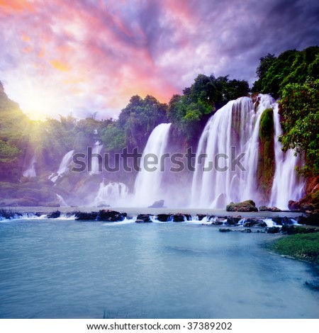 Banyue or Ban Gioc waterfall along Vietnamese and Chinese board.