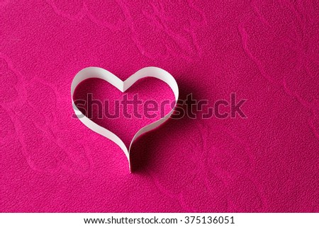 paper heart on mangenta background.