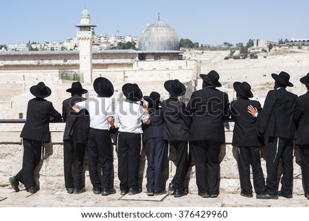 A group of Ultra Orthodox Jews, yeshiva students standing in front of the Western Wall, Temple Mount and Al Aqsa mosque. Temple Jerusalem, the Old city of Jerusalem, Israel.