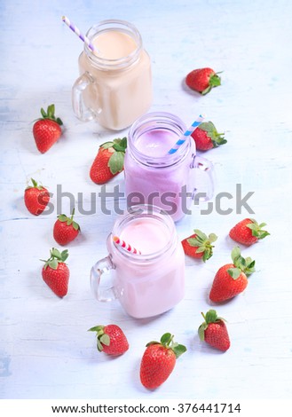 jars of fruit smoothie with striped straws