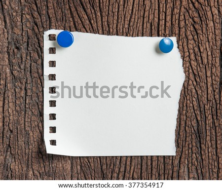 note paper on wooden background