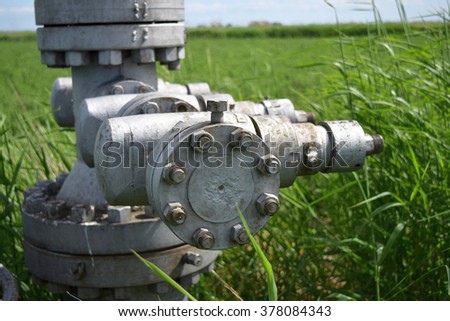 Equipment of an oil well. Shutoff valves and service equipment. The plug at the flange.