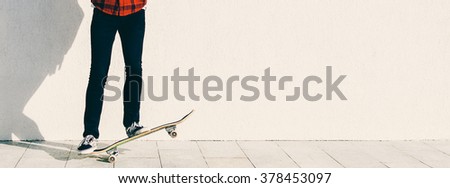 man on the sakteboard on the city street