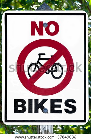 A sign that informs people that bikes are prohibited