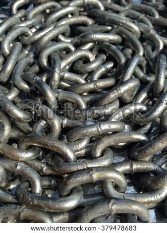 Chain/pile of coiled chains/chain cable/select a specific focus