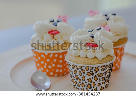 Cute cupcakes with vanilla cream in plate