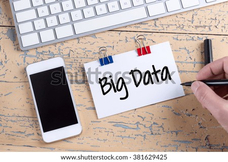 Paper note with text Big Data