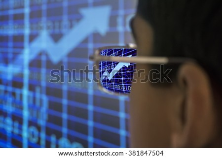 stockbroker at the blue screen with diagram