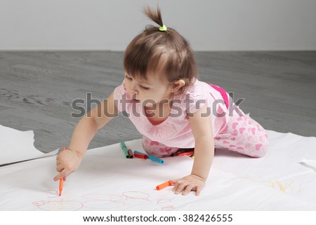 little girl draws felt-tip pens