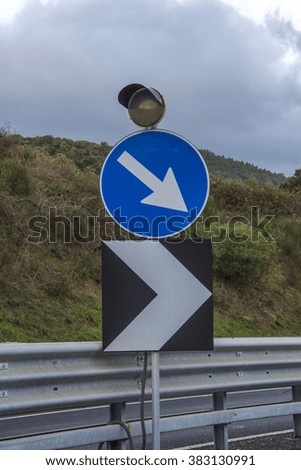 Traffic Sign. You must turn right !