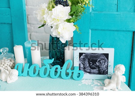 mint table decoration with an ultrasound picture