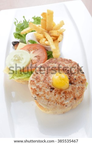 The burger Ring with potato chips