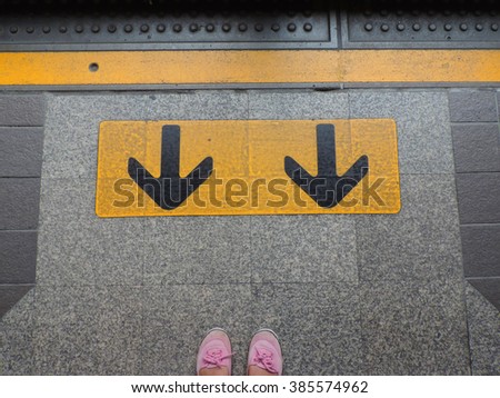arrow pointing to direction walking          