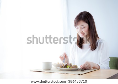 Women who eat breakfast, vegetables Royalty-Free Stock Photo #386453710