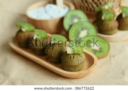 muffins cakes with kiwifruit