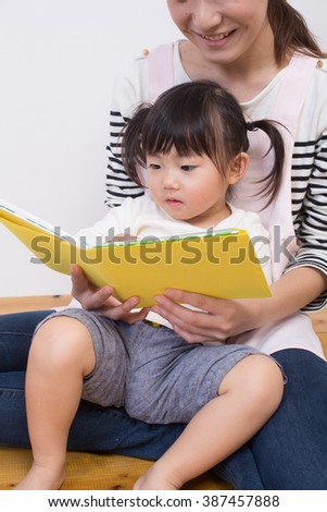 kid enjoy with story telling
