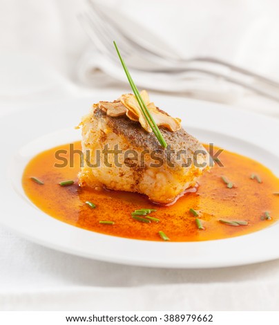 Cod with paprika sauce and garlic slices