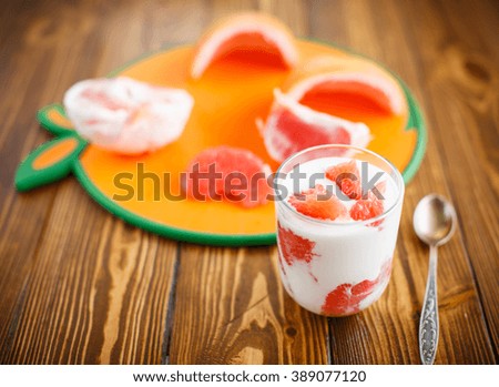 Greek yogurt with red grapefruit 