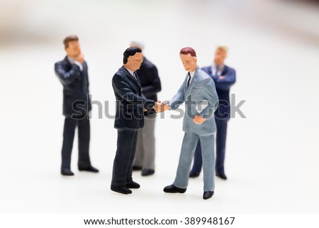 Macro Image : Miniature People Businessmen Agreement