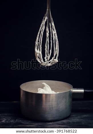whisk and beat until stable peaks egg whites with sugar, meringue, cooking process