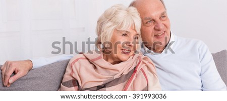 Picture of an elderly couple sitting on a sofa