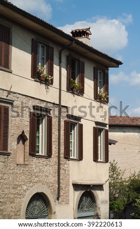 photo of a traditional Italian facade decorated with plants