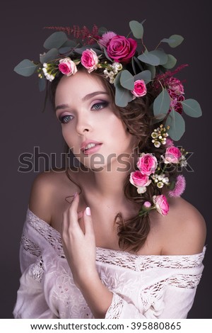 girl looking to the side shows a beautiful composition of artisanal roses and other plants