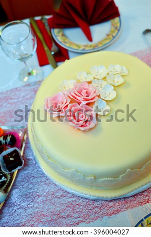 picture of a white wedding cake with roses
