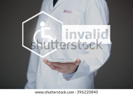 Doctor working on a virtual screen. medical technology concept. invalid