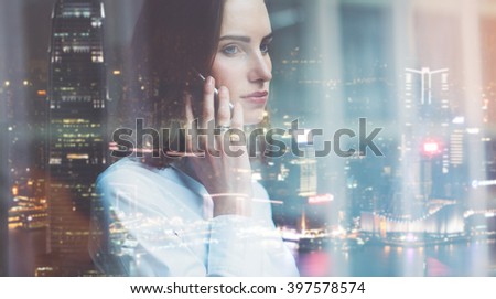 Photo business woman wearing white shirt, talking smartphone. Open space loft office. Panoramic windows, night city background. Widemockup, blurred, bokeh. Film effect