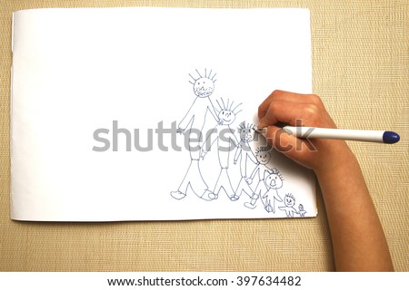 Children's hand draws a picture