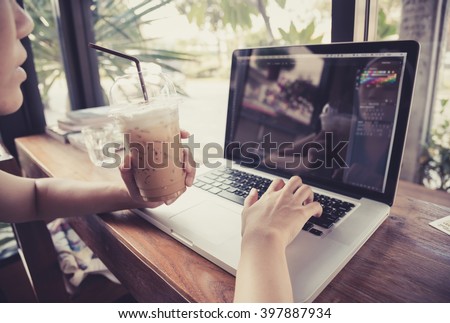 freelancer working on computer at coffee shop.