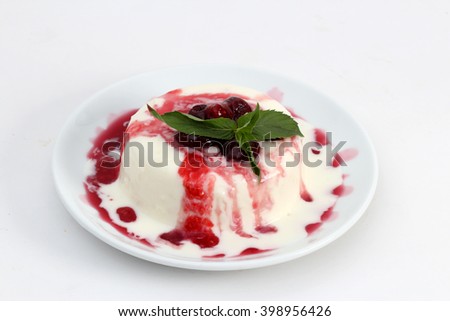 Strawberry cheesecake with fresh mint leaves