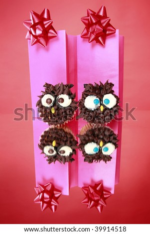 Kid's party wise owl cupcakes and gift bags