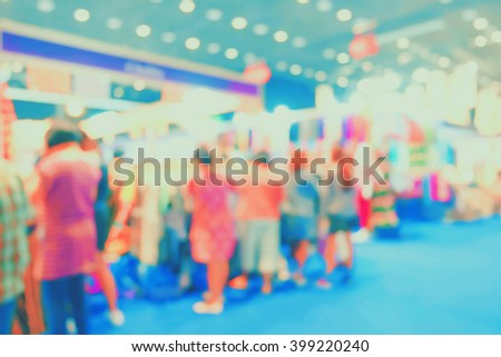 Blurred of people shopping in department store background.