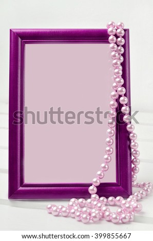Pearl with empty frame picture on table