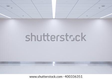 Empty space (empty wall in a bright room) Royalty-Free Stock Photo #400336351