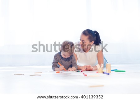 mom mother draws with little boy