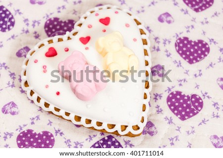 Gingerbread in the form of heart on the pillow