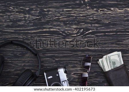 Men's accessories: wallet, headphones, sunglasses and camera .