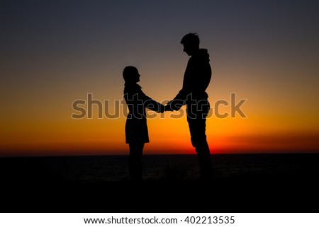 silhouette couple in love. happiness and romantic Scene of love couples partners against sunset