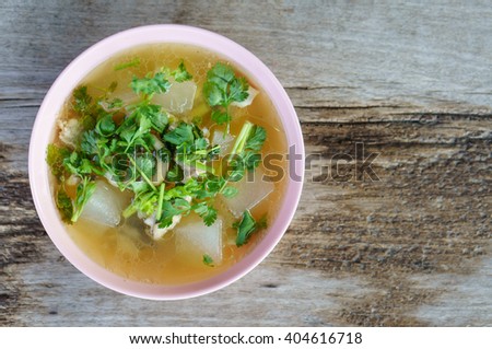 Soup Boil the lemon chicken hatch, Top view and wood background