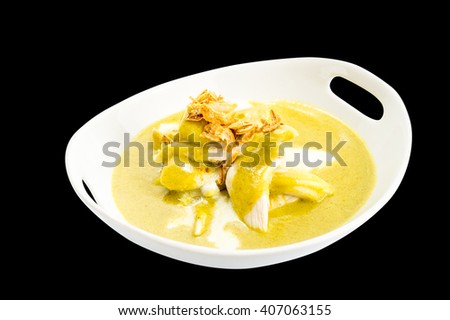 Gaeng karee kai, chicken yellow curry with onion potato and crispy shallot