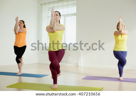 women practicing the eagle pose