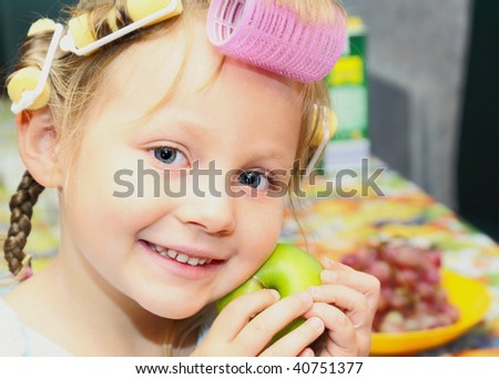 Girl in a pink housecoat, with curlers in the head and the apple of her face.