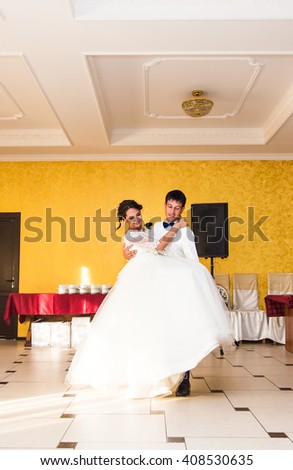 wedding dance of bride and groom