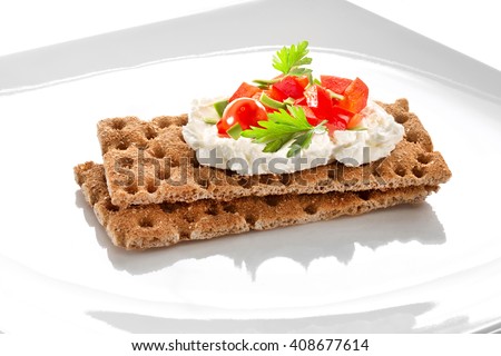Crispbread with soft cottage cheese and red pepper 