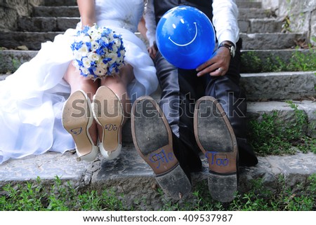 Bride and groom with bouquet and balloon Royalty-Free Stock Photo #409537987