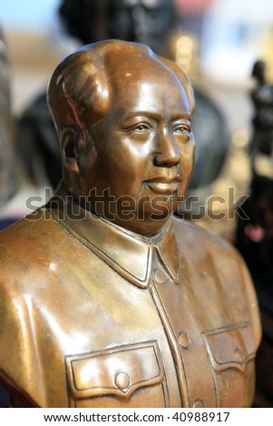 Celebrity majestic statue of Mao