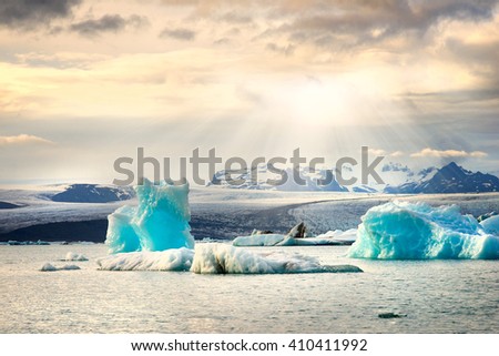 picture of icelandic glacier and glacier lagoon at sunset